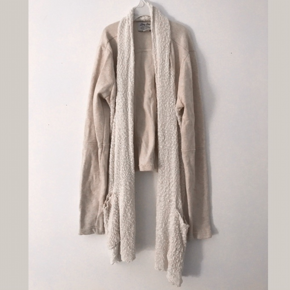 Beige cardigan sweater with knitted pockets